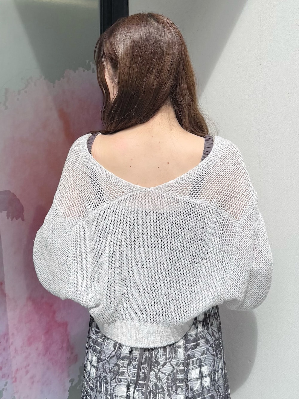 ブラック系のワンピース、グレー系のカーディガン/ボレロを着用したレディースの夏コーディネートの7枚目の写真