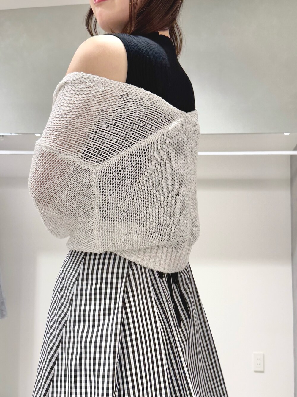 ブラック系のサンダル、その他のスカート、ブラック系のニット/セーターを着用したレディースの春コーディネートの7枚目の写真