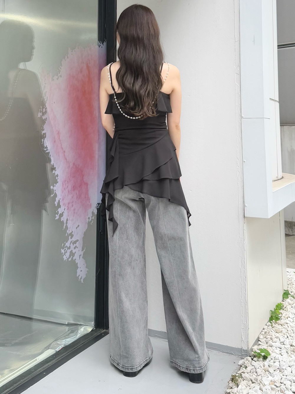 グレー系のデニムパンツ、ブラック系のシャツ/ブラウス、ブラック系のサンダルを着用したレディースの夏コーディネートの4枚目の写真