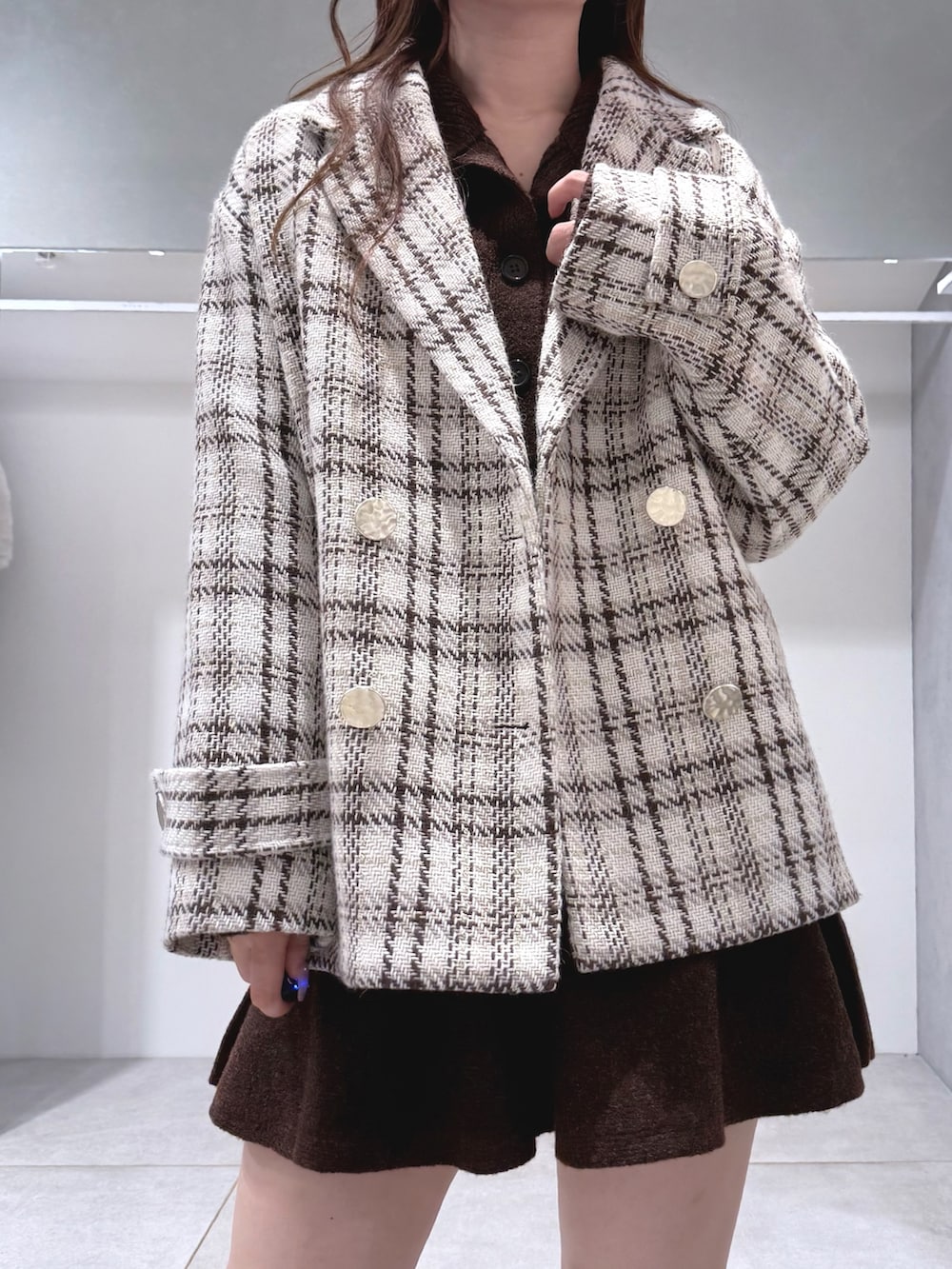 ブラウン系のワンピース、ブラウン系のブーツ、ホワイト系のその他アウターを着用したレディースの秋コーディネートの5枚目の写真