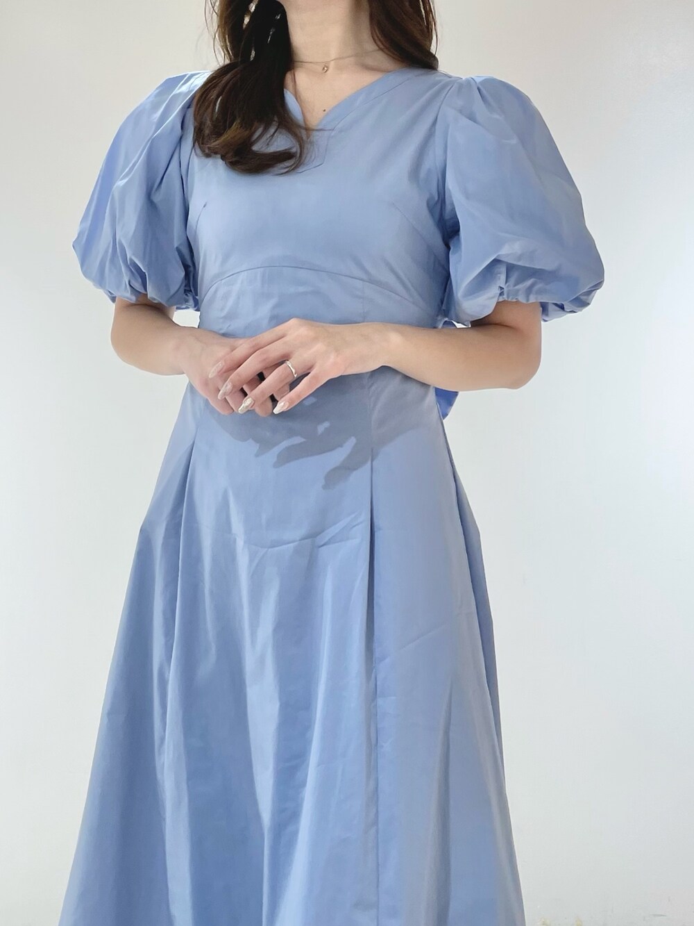 ブルー系のワンピース、その他のサンダルを着用したレディースの春コーディネートの5枚目の写真