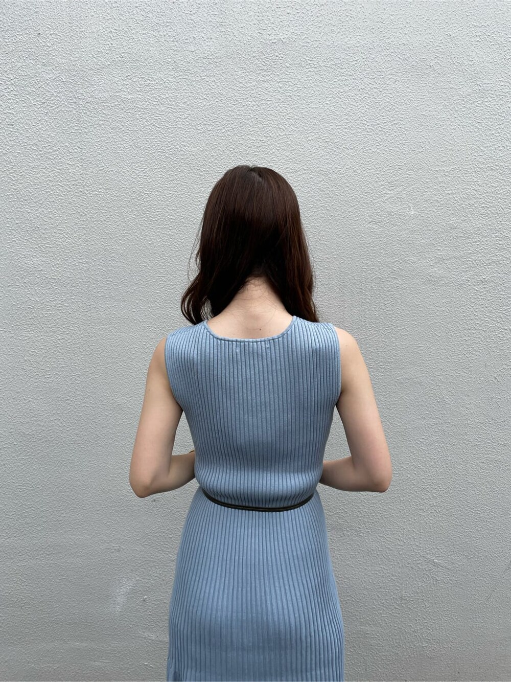 ホワイト系のクラッチバッグ、ブルー系のワンピース、ベージュ系のサンダルを着用したレディースの夏コーディネートの6枚目の写真