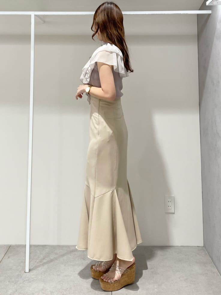 ベージュ系のスカート、その他のサンダル、ピンク系のニット/セーターを着用したレディースの春コーディネートの2枚目の写真