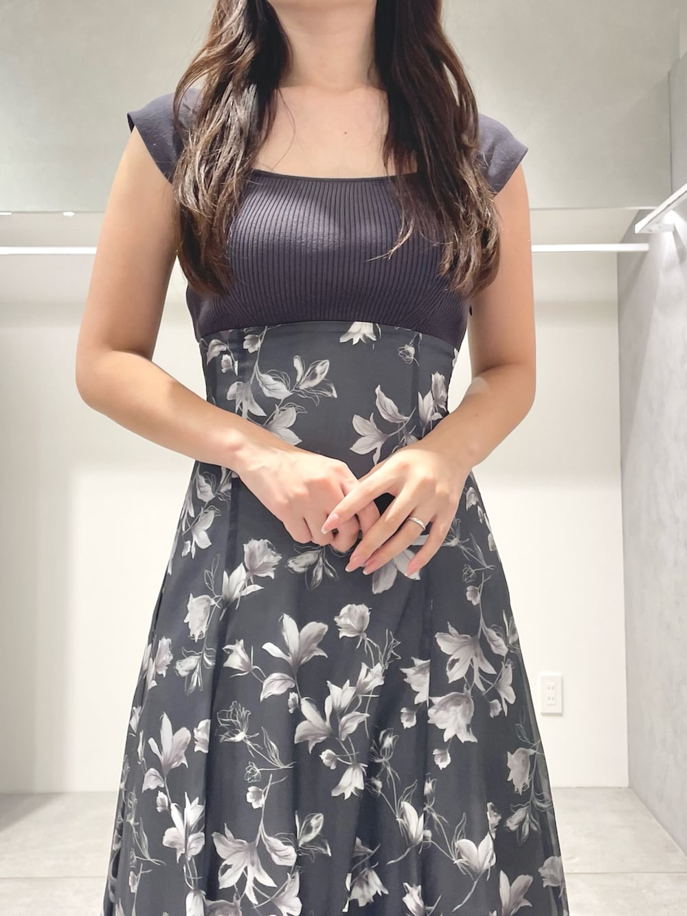 ブラック系のショルダーバッグ、ブラック系のサンダル、グレー系のワンピースを着用したレディースの夏コーディネートの5枚目の写真