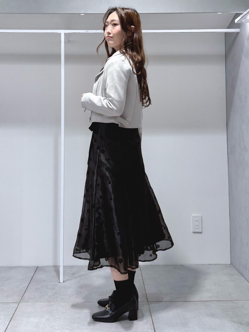 その他のワンピース、ブラック系のブーツ、グレー系のライダースジャケットを着用したレディースの冬コーディネートの2枚目の写真