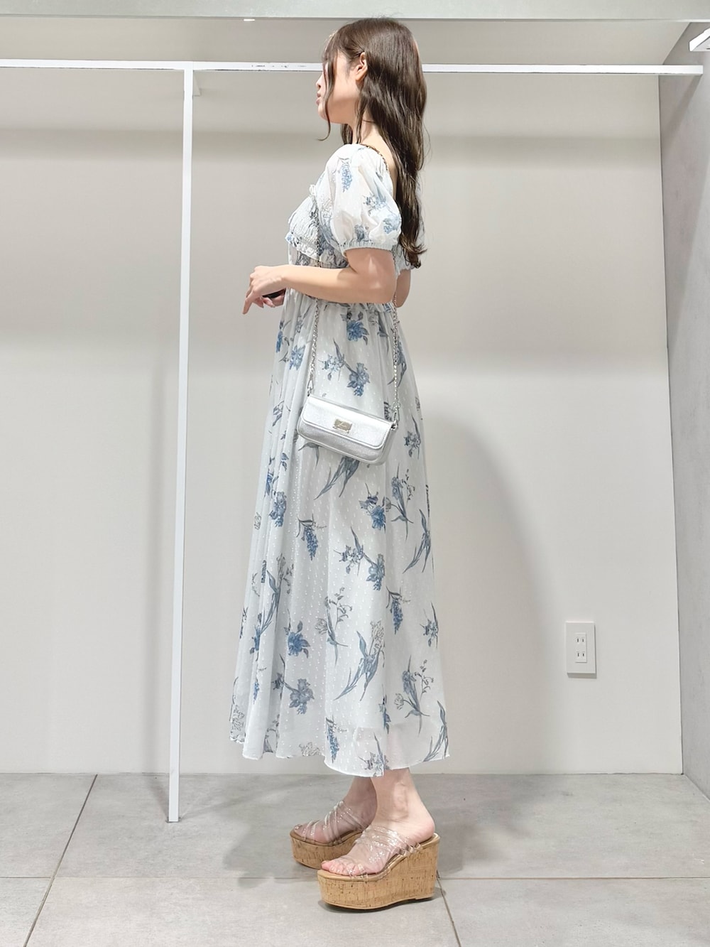 グレー系のワンピース、その他のサンダルを着用したレディースの春コーディネートの3枚目の写真