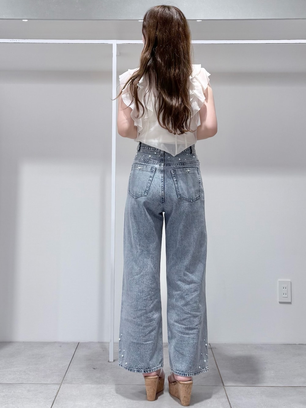 ブルー系のデニムパンツ、その他のサンダル、ホワイト系のシャツ/ブラウスを着用したレディースの夏コーディネートの4枚目の写真