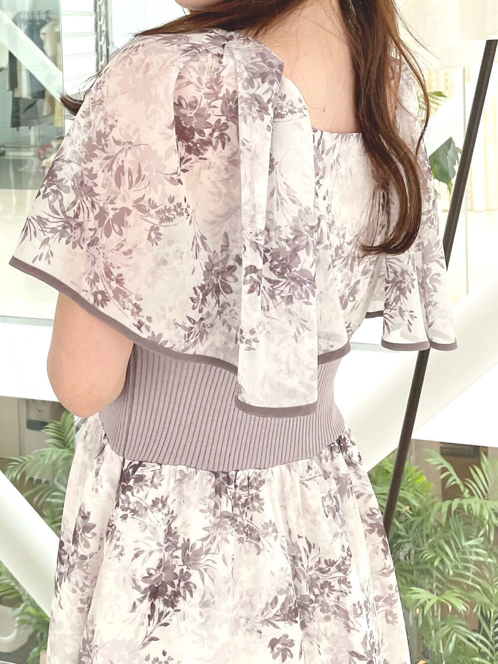 その他のサンダル、ホワイト系のハンドバッグ、パープル系のワンピースを着用したレディースの春コーディネートの5枚目の写真