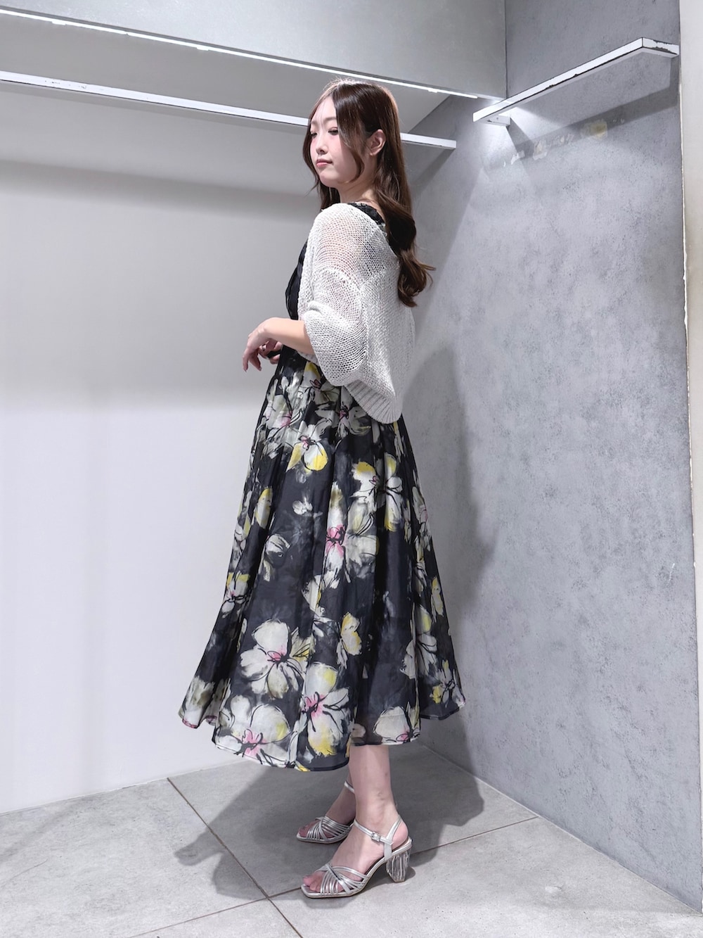 グレー系のワンピース、グレー系のカーディガン/ボレロ、シルバー系のサンダルを着用したレディースの夏コーディネートの2枚目の写真
