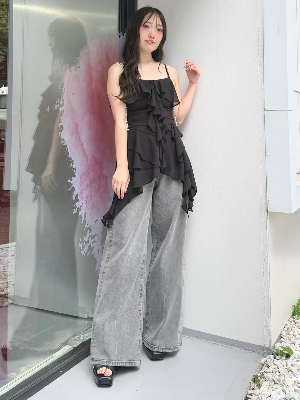 グレー系のデニムパンツ、ブラック系のシャツ/ブラウス、ブラック系のサンダルを着用したレディースの夏コーディネートの2枚目の写真