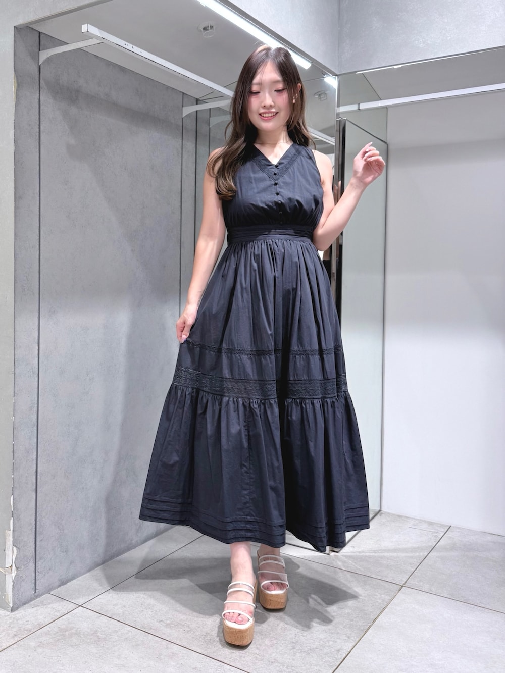ホワイト系のシャツ/ブラウス、ブルー系のワンピース、その他のサンダルを着用したレディースの夏コーディネートの8枚目の写真