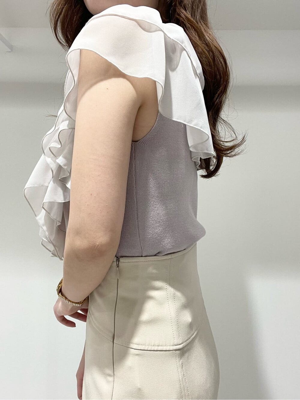 ベージュ系のスカート、その他のサンダル、ピンク系のニット/セーターを着用したレディースの春コーディネートの6枚目の写真