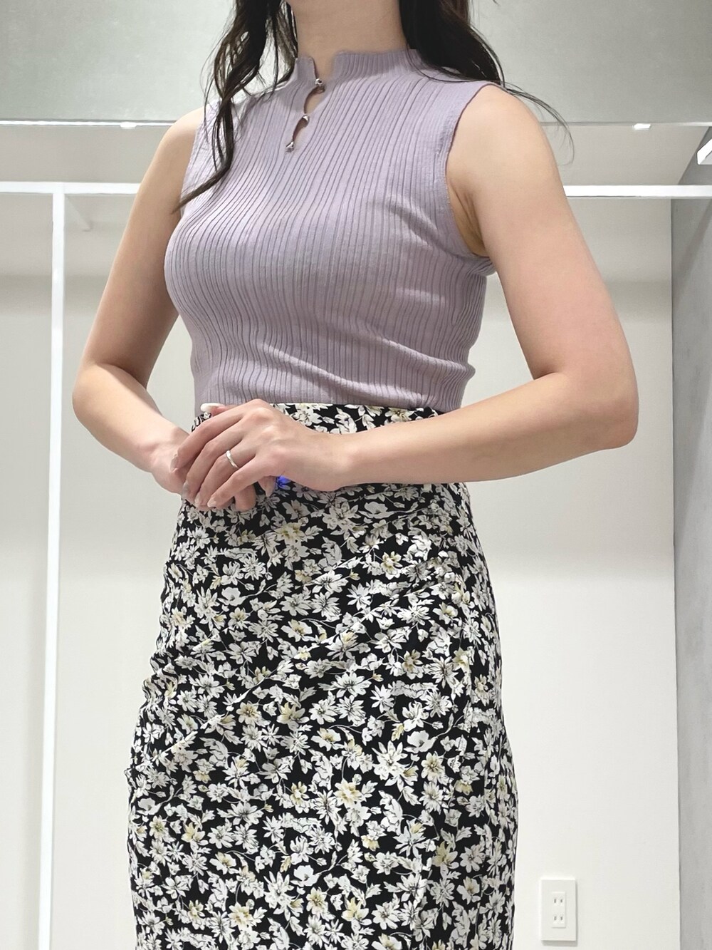 ブラック系のトートバッグ、ブラック系のスカート、ブラック系のサンダルを着用したレディースの夏コーディネートの4枚目の写真