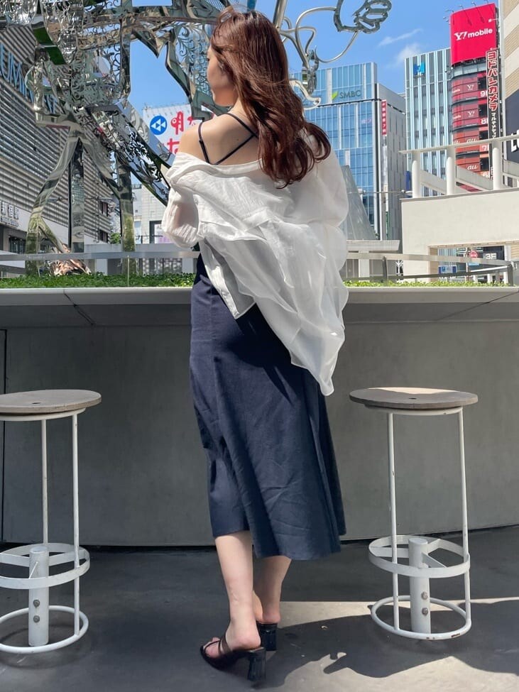 ブラック系のサンダル、ブルー系のワンピース、ホワイト系のシャツ/ブラウスを着用したレディースの夏コーディネートの3枚目の写真