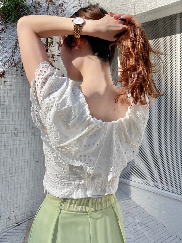 ホワイト系のシャツ/ブラウス、グリーン系のその他パンツ、その他のサンダルを着用したレディースの冬コーディネートの7枚目の写真