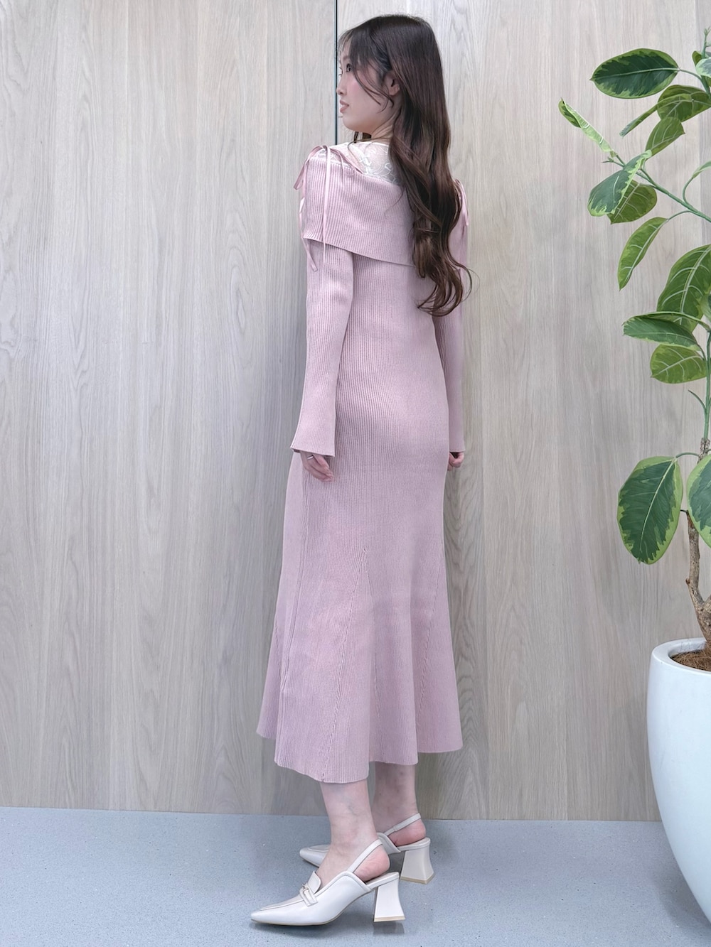 ホワイト系のトレンチコート、ピンク系のワンピース、ホワイト系のパンプスを着用したレディースの冬コーディネートの8枚目の写真