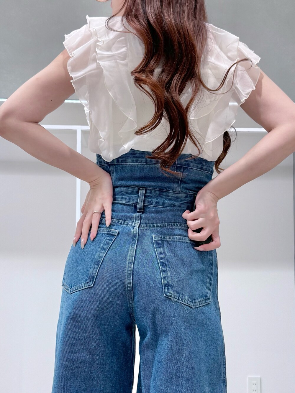 ブルー系のその他パンツ、ホワイト系のシャツ/ブラウス、ホワイト系のパンプスを着用したレディースの春コーディネートの6枚目の写真