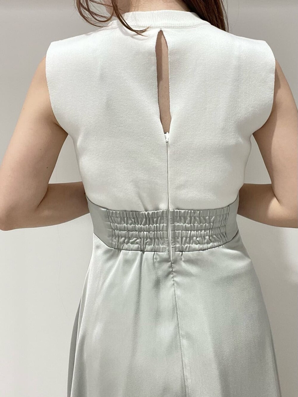 グリーン系のワンピース、ベージュ系のサンダルを着用したレディースの夏コーディネートの7枚目の写真