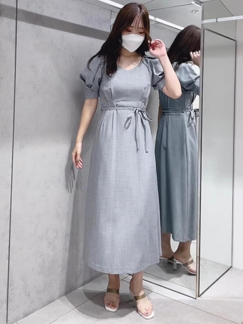 グリーン系のサンダル、ブルー系のワンピースを着用したレディースの夏コーディネートの2枚目の写真