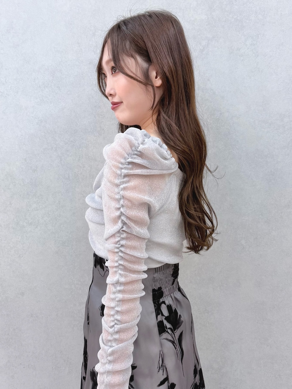 ブルー系のTシャツ/カットソー、ブラック系のスカート、ブラック系のブーツを着用したレディースの秋コーディネートの6枚目の写真