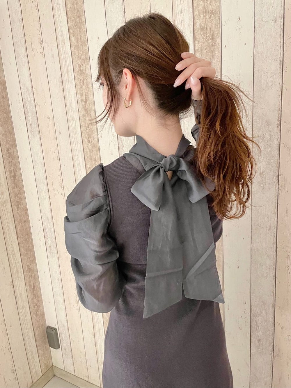 ベージュ系のその他シューズ、ブルー系のワンピースを着用したレディースの冬コーディネートの4枚目の写真