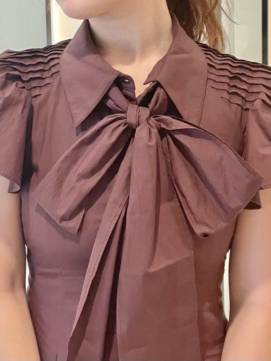 その他のサンダル、ブラック系のショルダーバッグ、ブラウン系のワンピースを着用したレディースの夏コーディネートの4枚目の写真