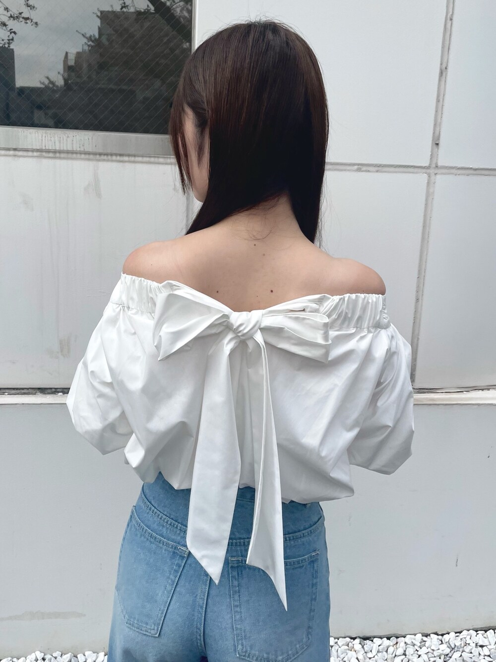 ブルー系のデニムパンツ、その他のサンダル、ホワイト系のシャツ/ブラウスを着用したレディースの夏コーディネートの5枚目の写真