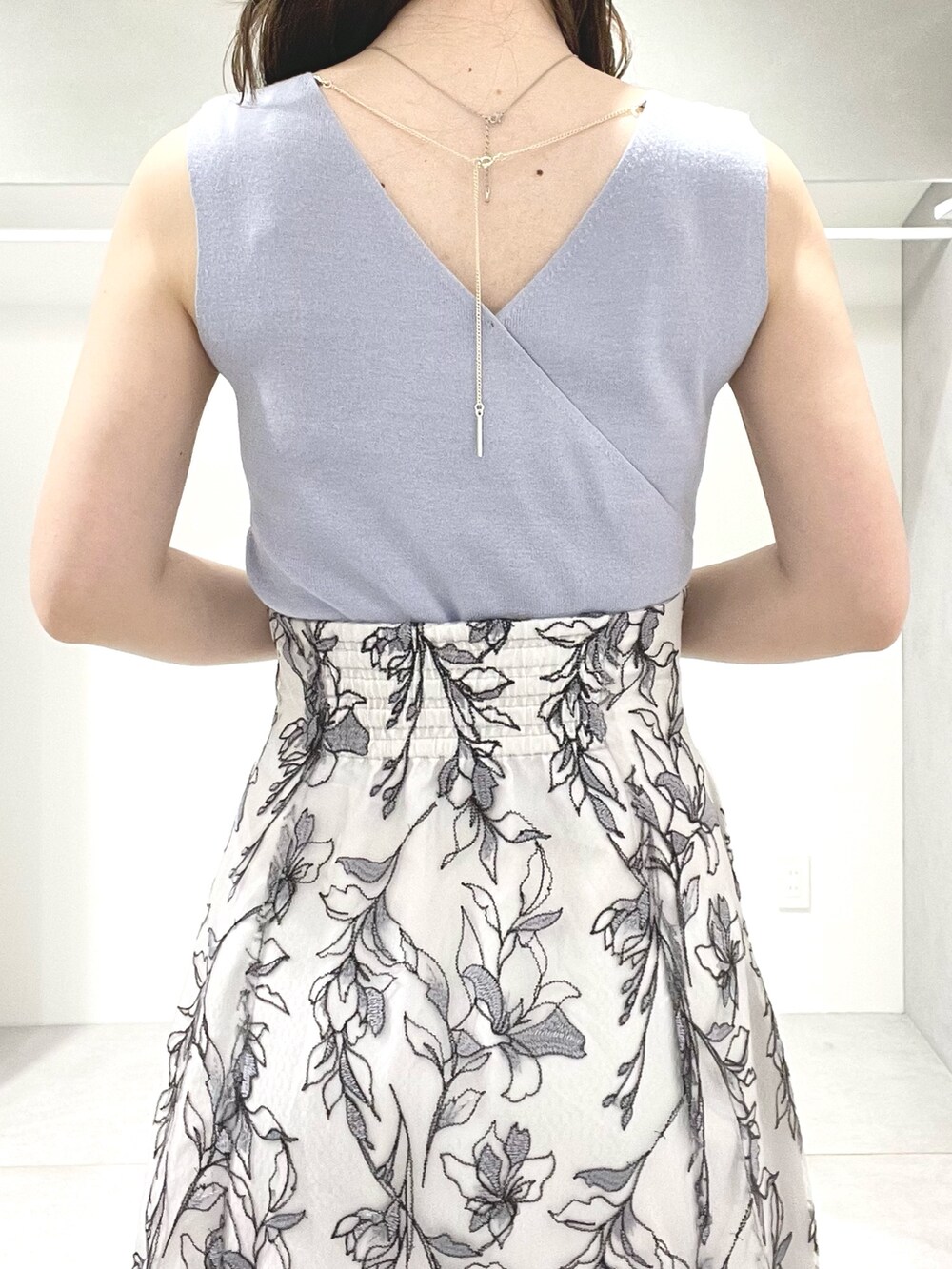 ブルー系のニット/セーター、グレー系のスカート、その他のサンダルを着用したレディースの春コーディネートの6枚目の写真