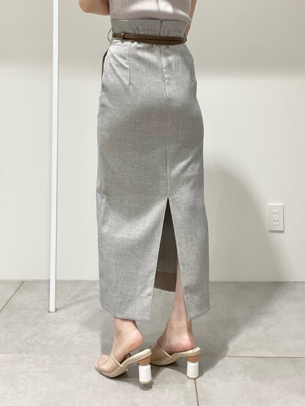 ベージュ系のサンダル、ブラウン系のスカート、ピンク系のニット/セーターを着用したレディースの夏コーディネートの7枚目の写真