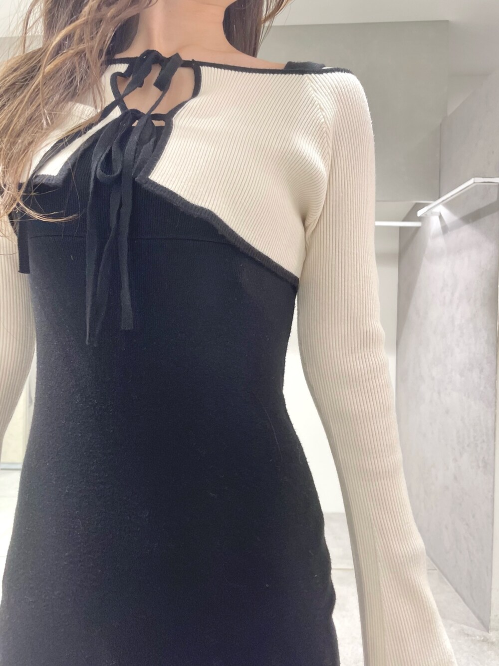 ブラック系のワンピース、ブラック系のブーツを着用したレディースの冬コーディネートの8枚目の写真