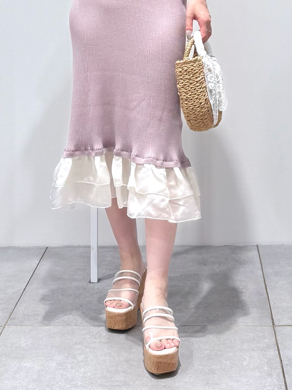 ベージュ系のハンドバッグ、その他のサンダル、ピンク系のワンピースを着用したレディースの夏コーディネートの7枚目の写真