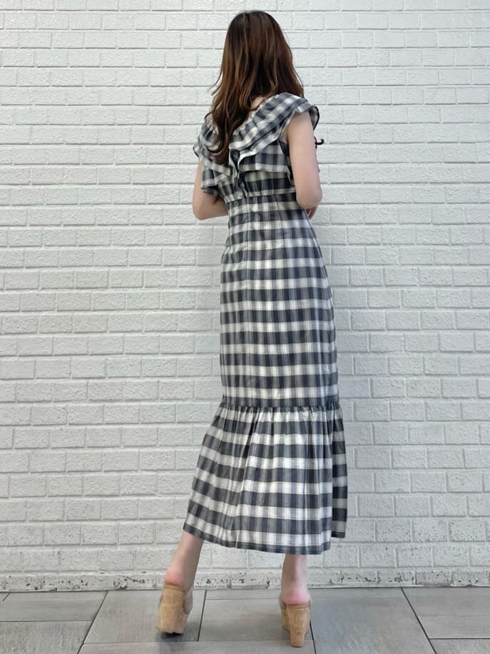 その他のサンダル、その他のワンピースを着用したレディースの春コーディネートの3枚目の写真