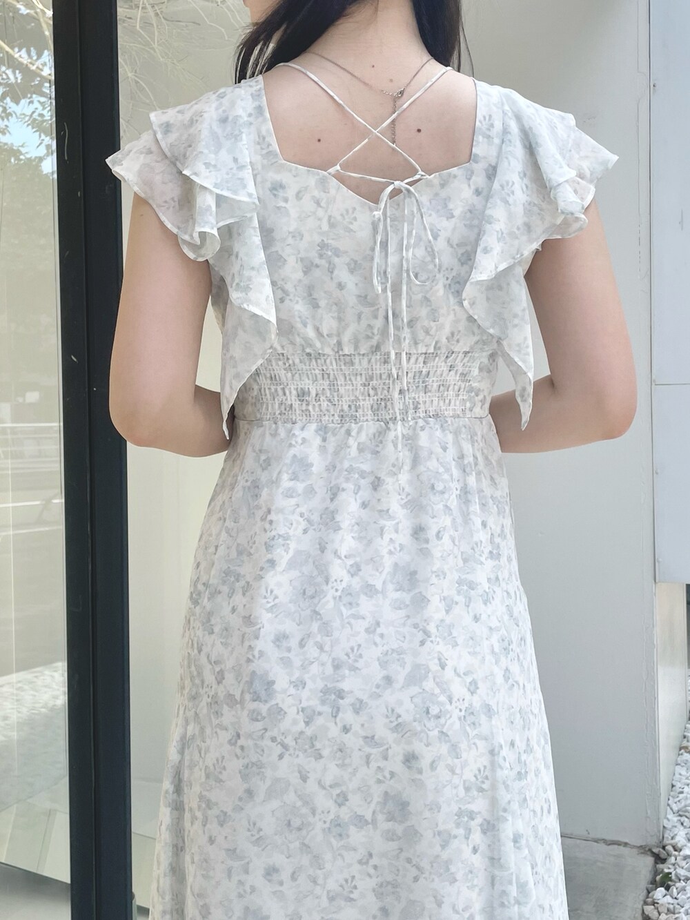 グレー系のワンピース、ホワイト系のブーツを着用したレディースの夏コーディネートの6枚目の写真