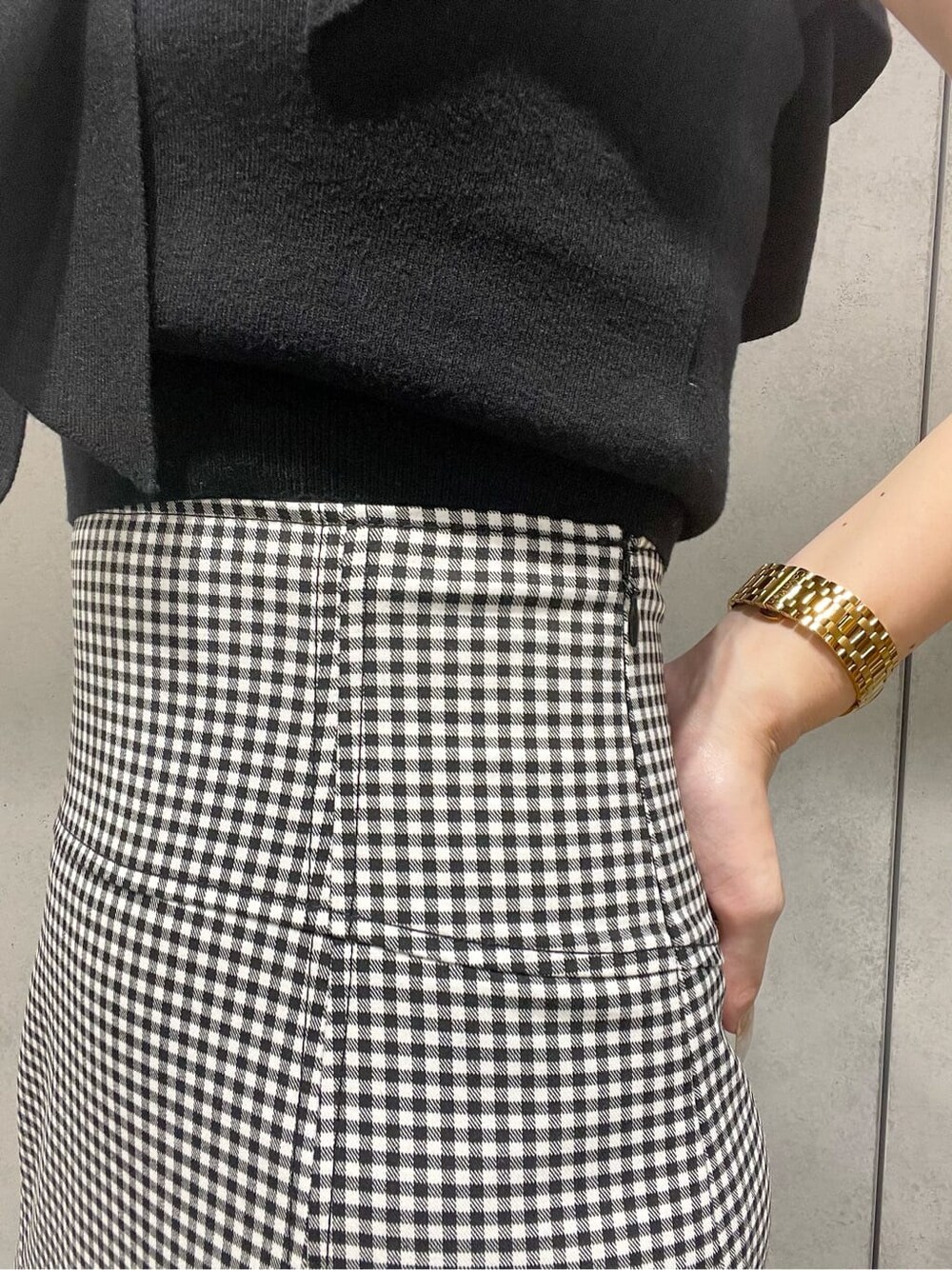 その他のスカート、ブラック系のニット/セーターを着用したレディースの夏コーディネートの4枚目の写真