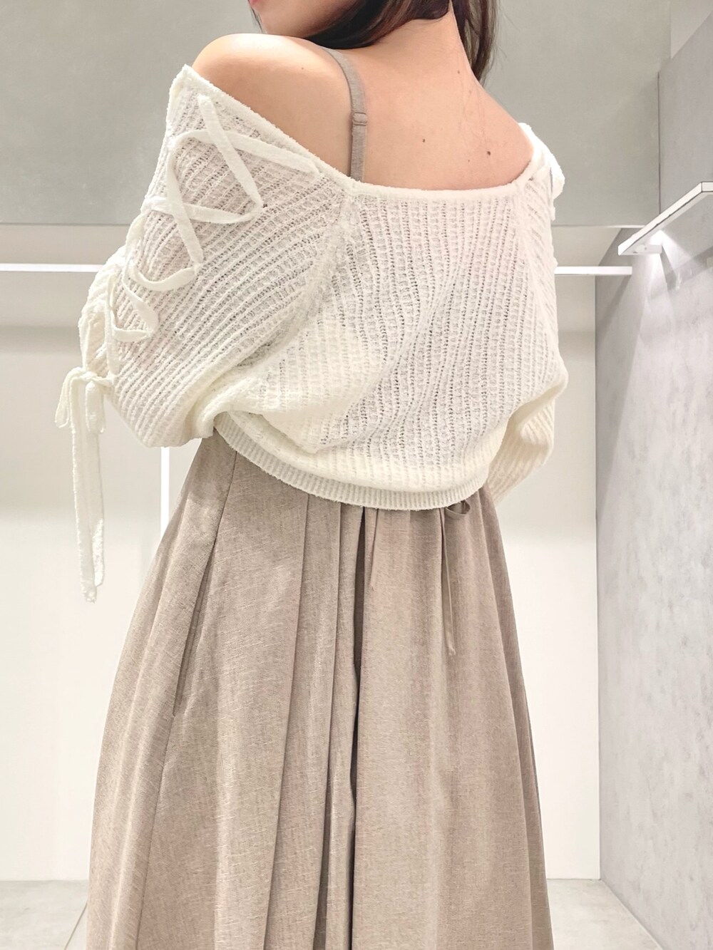 ベージュ系のワンピース、ホワイト系のカーディガン/ボレロ、ベージュ系のサンダルを着用したレディースの夏コーディネートの6枚目の写真