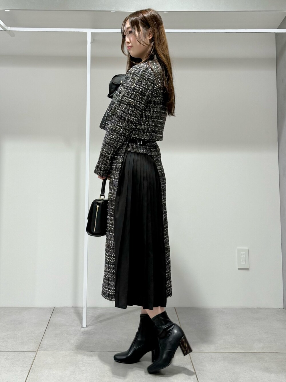 ブラック系のテーラードジャケット、ブラック系のスカート、ブラック系のシャツ/ブラウスを着用したレディースの秋コーディネートの2枚目の写真