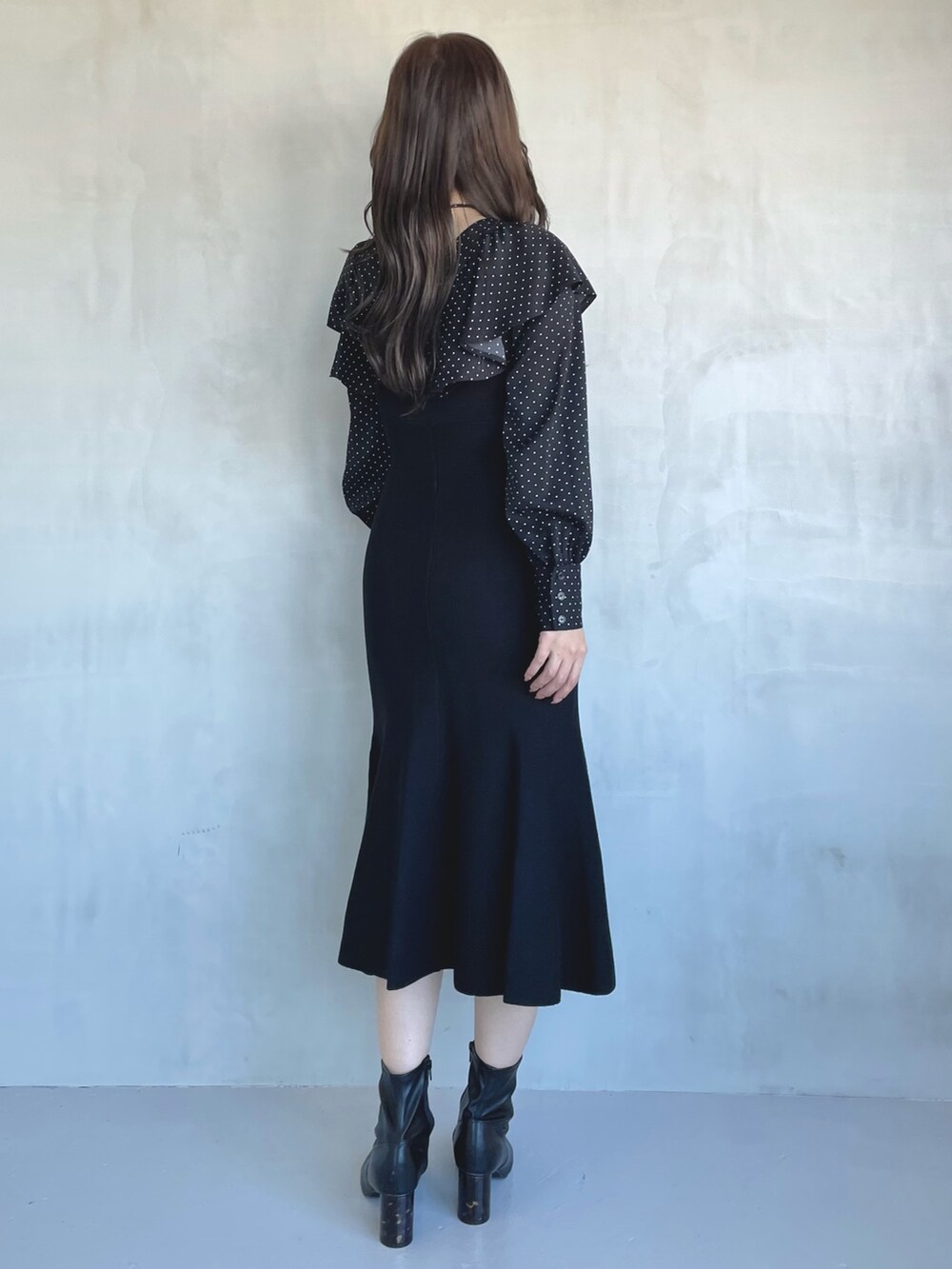 その他のワンピース、ブラック系のブーツを着用したレディースの秋コーディネートの3枚目の写真