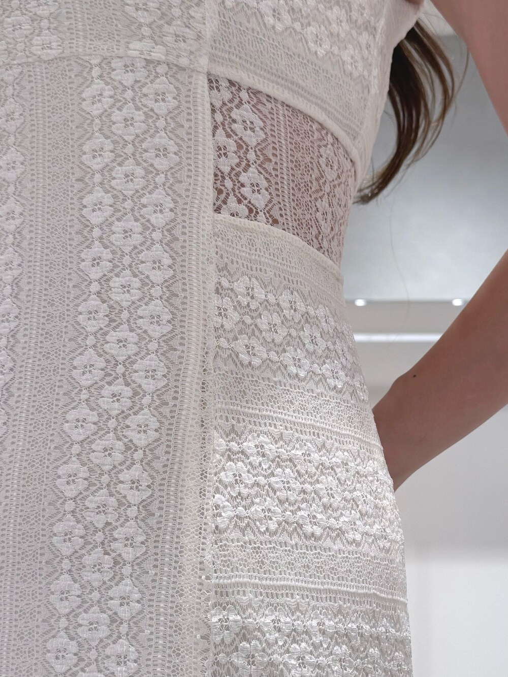 ホワイト系のトートバッグ、ホワイト系のワンピース、その他のサンダルを着用したレディースの夏コーディネートの8枚目の写真