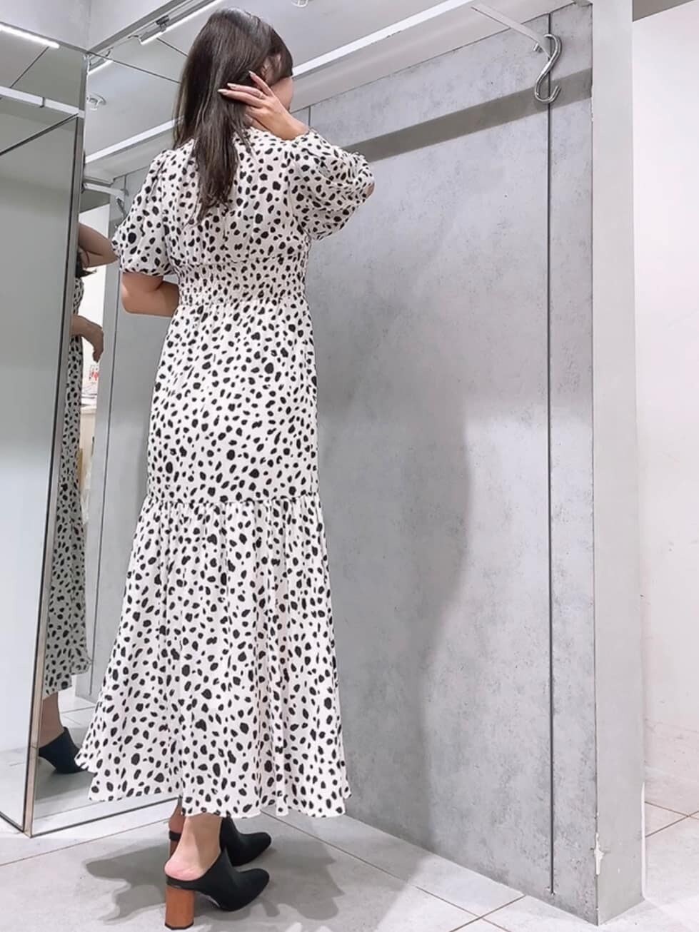 ホワイト系のワンピース、ブラック系のサンダルを着用したレディースの夏コーディネートの2枚目の写真