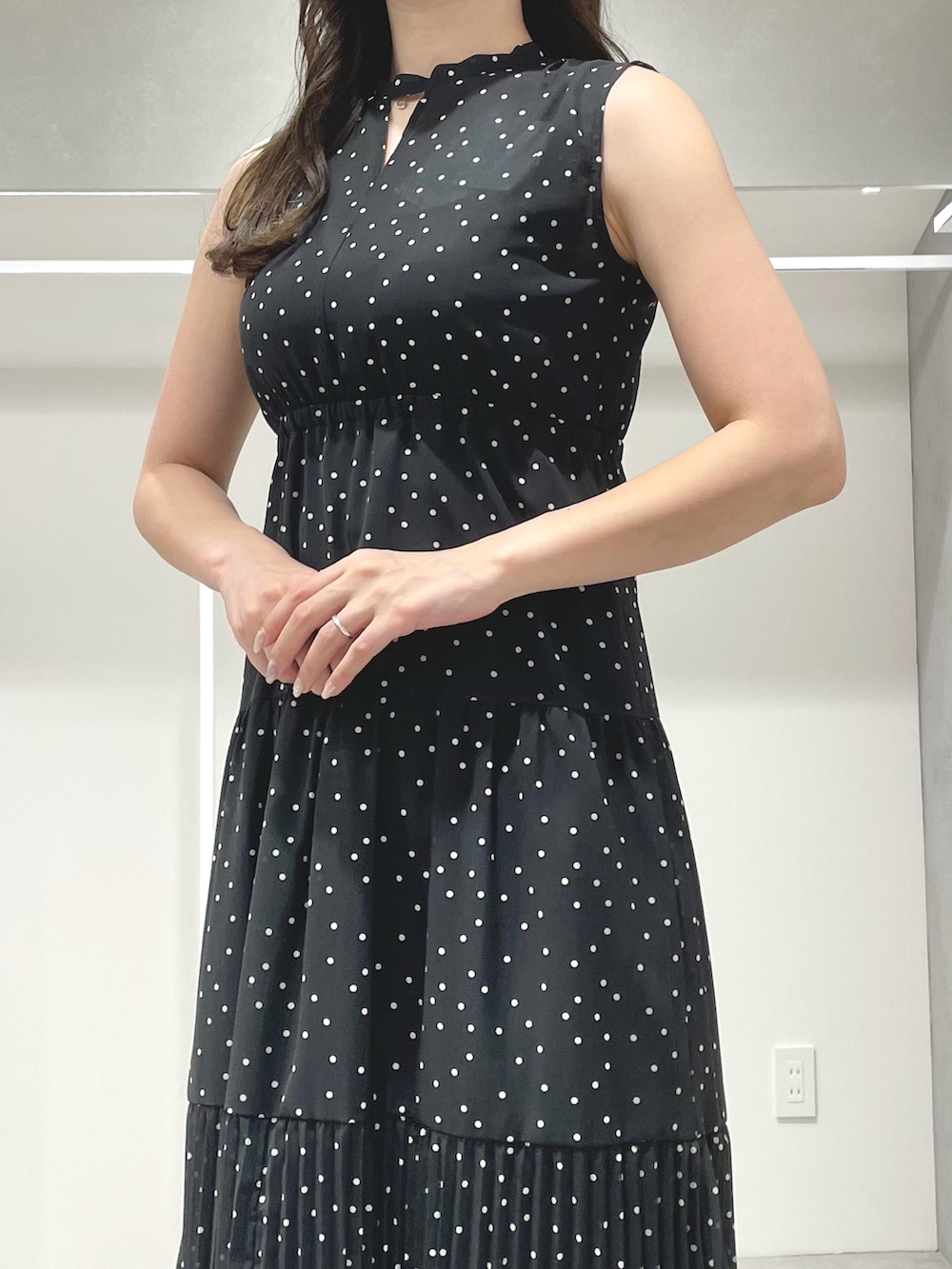 ブラック系のワンピース、ブラック系のサンダルを着用したレディースの夏コーディネートの4枚目の写真