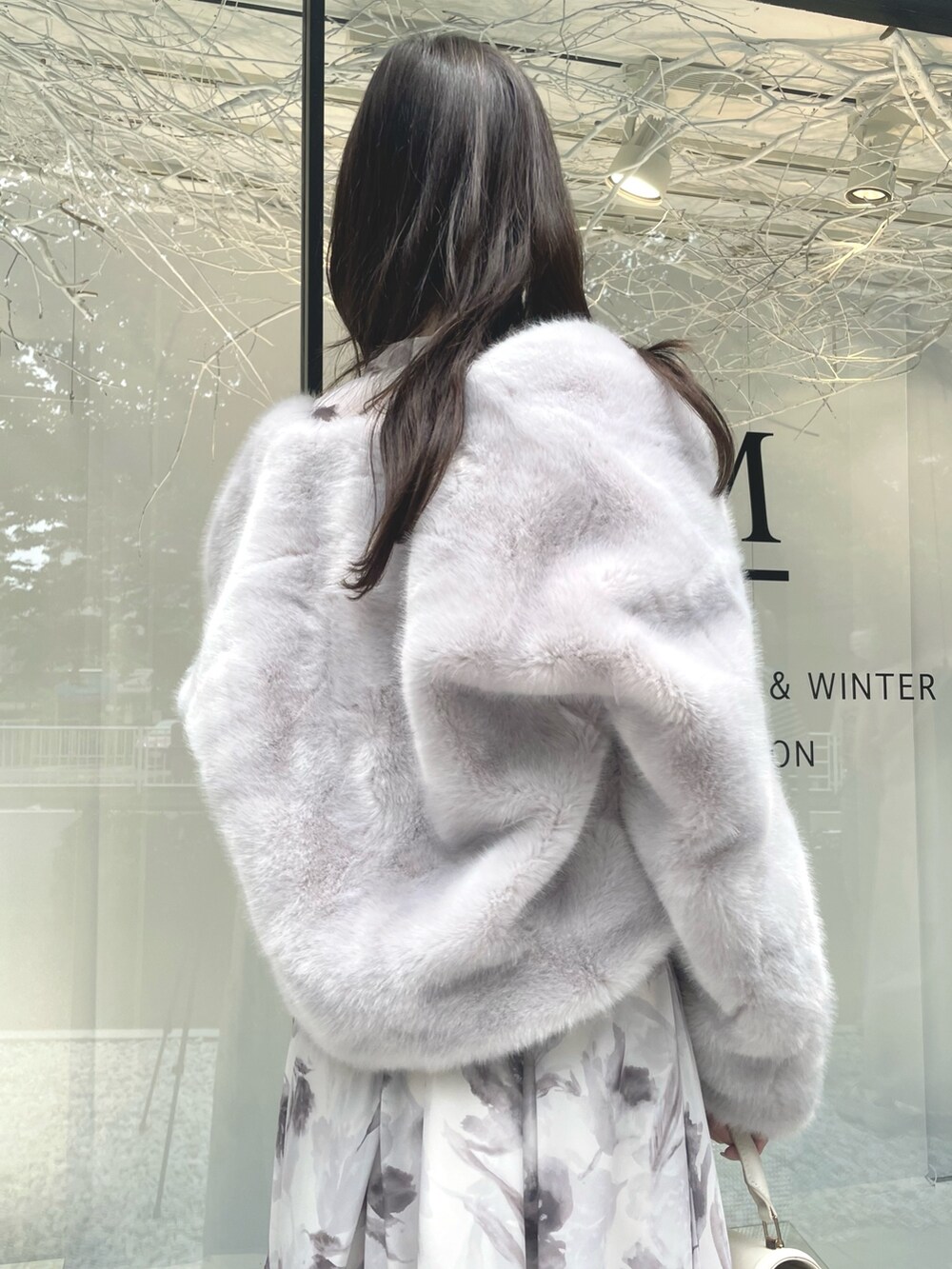 ホワイト系のハンドバッグ、ブラウン系のブーツ、グレー系のその他アウターを着用したレディースの夏コーディネートの5枚目の写真