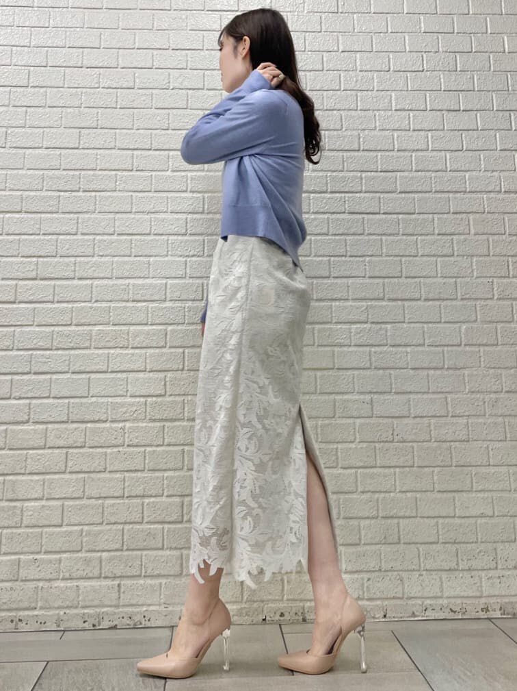 ベージュ系のパンプス、ホワイト系のスカート、ブルー系のニット/セーターを着用したレディースの冬コーディネートの3枚目の写真