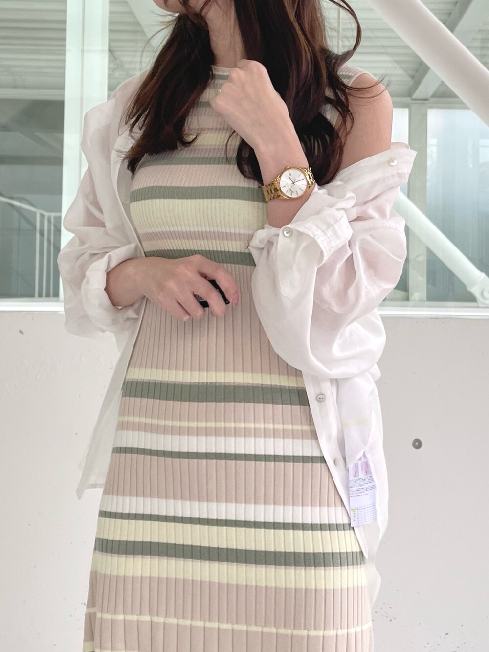 ホワイト系のシャツ/ブラウス、その他のワンピース、ブラック系のサンダルを着用したレディースの夏コーディネートの4枚目の写真