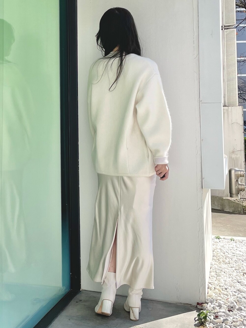 ホワイト系のカーディガン/ボレロ、ホワイト系のニット/セーター、ホワイト系のスカートを着用したレディースの冬コーディネートの3枚目の写真