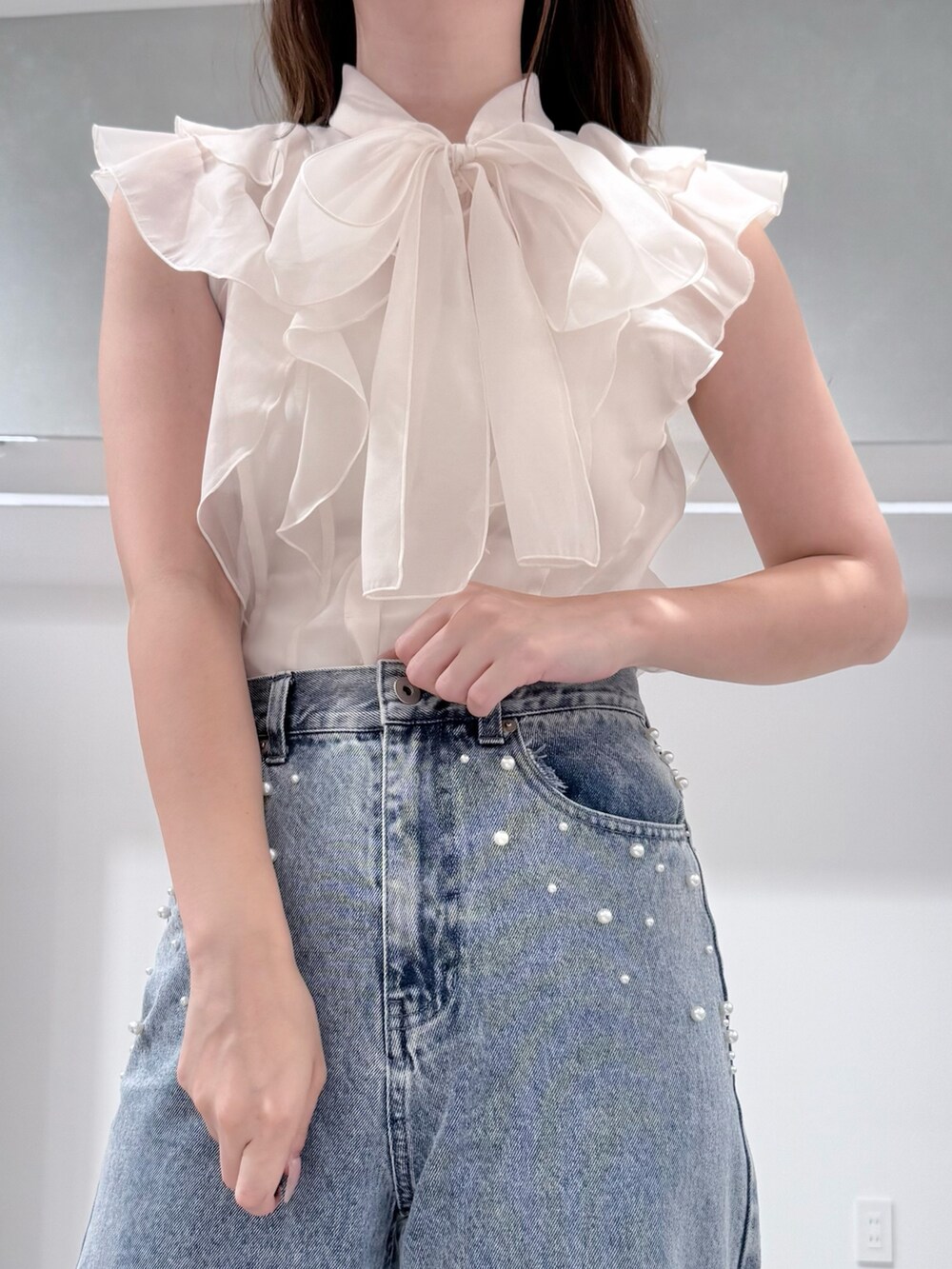 ブルー系のデニムパンツ、その他のサンダル、ホワイト系のシャツ/ブラウスを着用したレディースの夏コーディネートの5枚目の写真