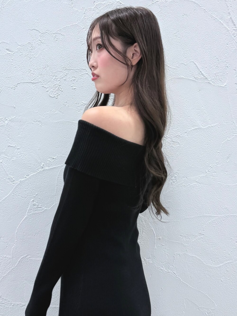 ブラック系のワンピース、ブラック系のブーツを着用したレディースの秋コーディネートの6枚目の写真