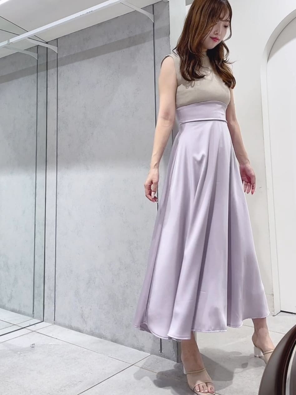 ホワイト系のショルダーバッグ、パープル系のワンピース、ベージュ系のサンダルを着用したレディースの夏コーディネートの2枚目の写真