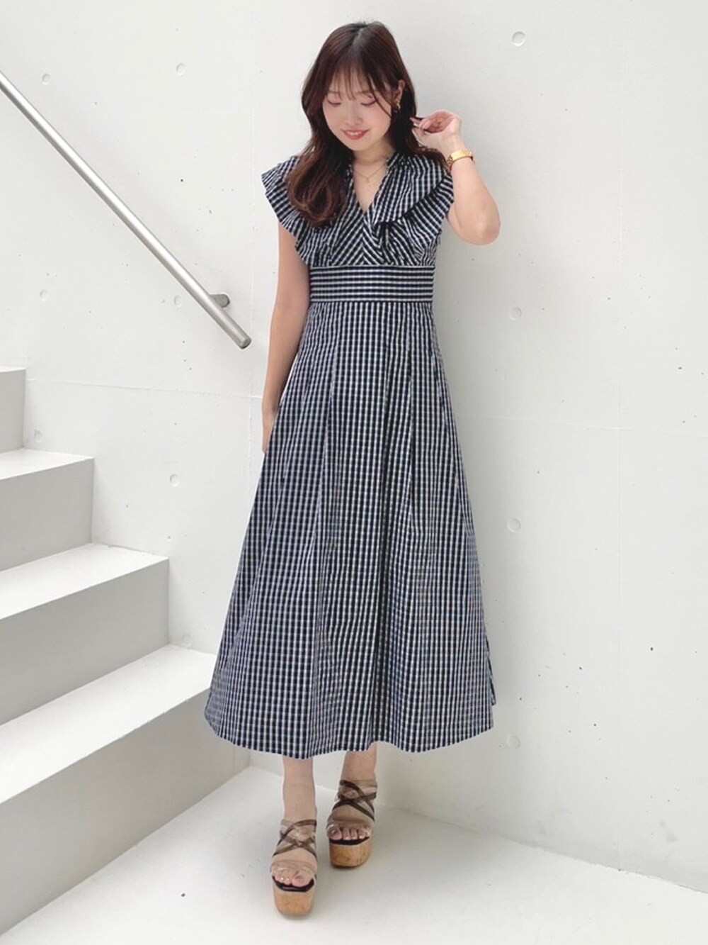 ブラック系のサンダル、その他のワンピースを着用したレディースの春コーディネートの2枚目の写真