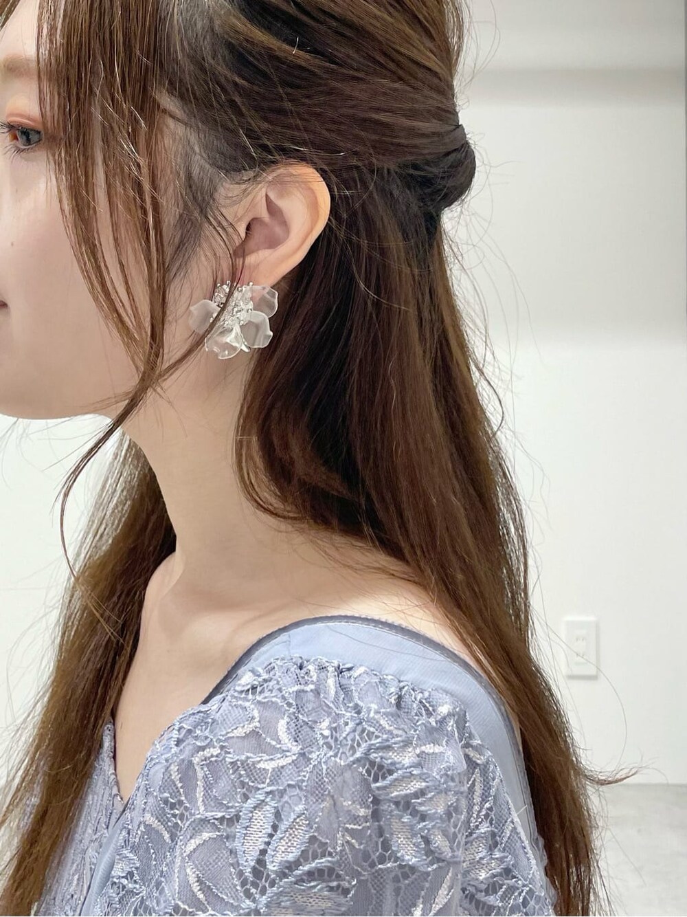 ブラック系のパンプス、ブルー系のワンピース、シルバー系のイヤリングを着用したレディースの秋コーディネートの9枚目の写真