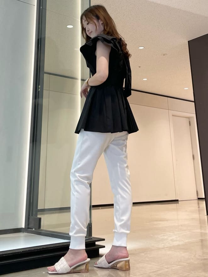 ブラック系のシャツ/ブラウス、ホワイト系のサンダル、ホワイト系のその他パンツを着用したレディースの春コーディネートの2枚目の写真